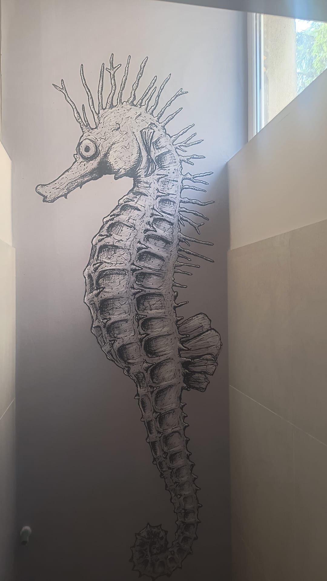 Ilustrație marină pe toată înălțimea peretelui