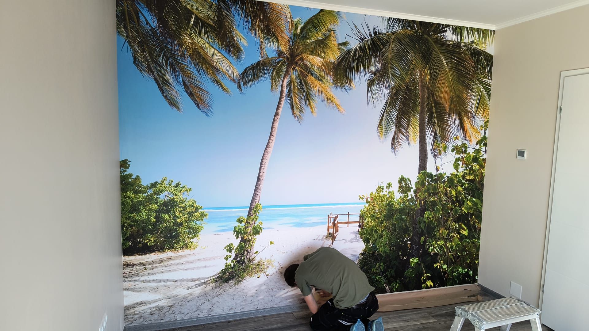 Echipa noastră montând fototapetul cu plajă tropicală