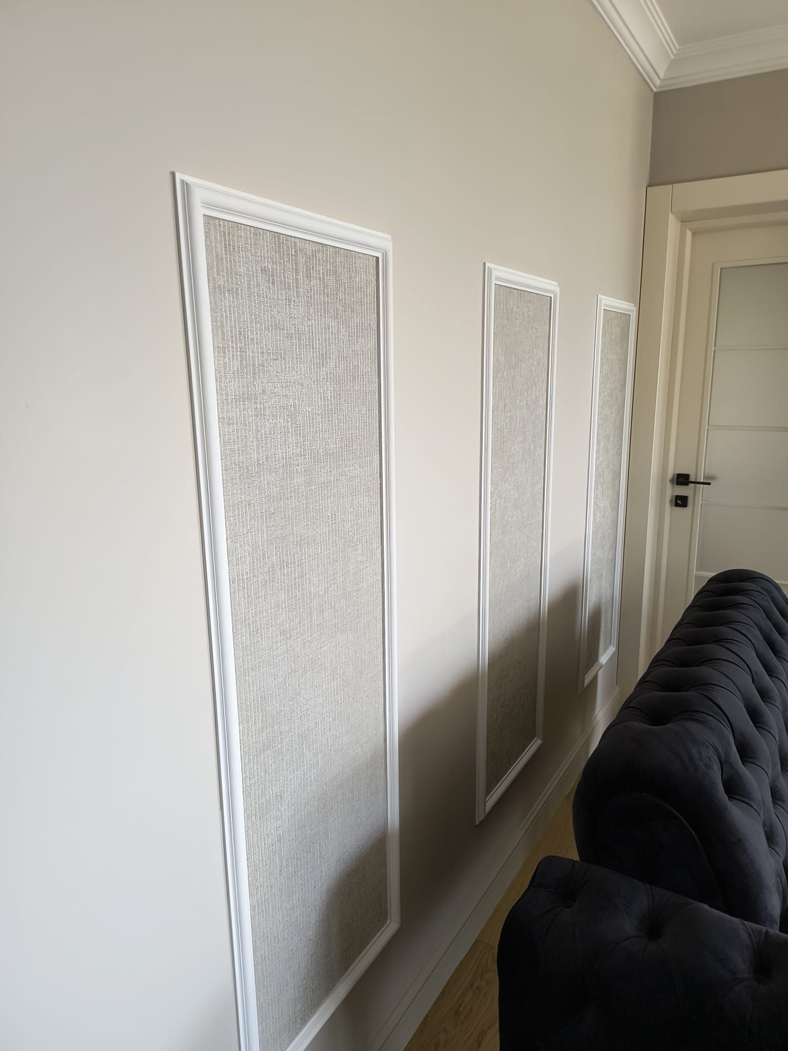 Perete cu baghete decorative și inserții de tapet textil